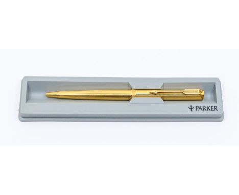 A 9ct gold Parker ball point pen, ridged decoration to shank with twist mechanism, length approx 13cm, signature parker arrow