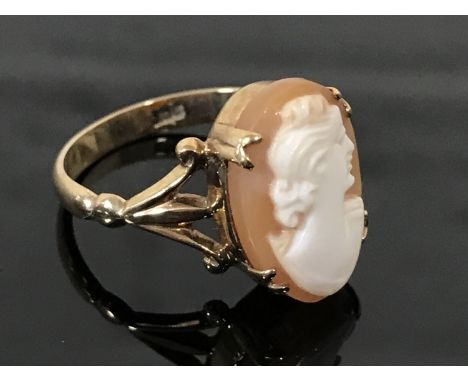 A 9ct gold cameo ring, size K.