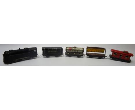 Louis Marx tinplate clockwork O Gauge freight train set comprising black Commodore engine & New York Central tender, side dum