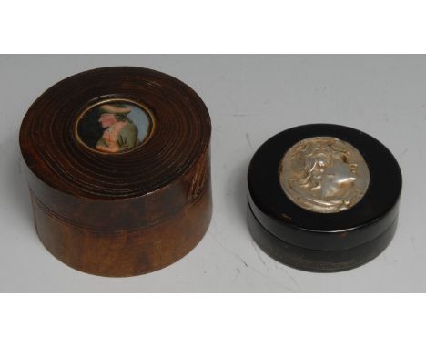 A hardwood circular snuff box, the push-fitting cover mounted with a portrait of a gentleman in 18th century dress, 7.5cm dia