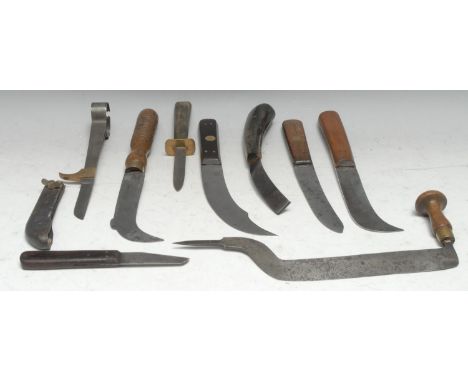 Machirology - Tools - an early 20th century farrier's knife, 11cm blade marked Long 1917; another knife, 16cm scimitar shaped