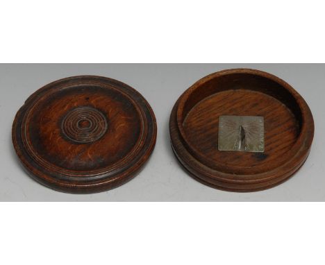 A George III oak circular snuff box, the draught turned cover enclosing an apocryphal interior as a travelling sundial, 10cm 