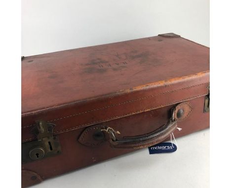 TAN LEATHER SUITCASE, 55.5cm wide, containing two vintage teddy bears and two vintage dolls