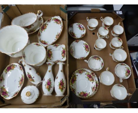 Royal Albert Old Country Roses pattern items to include 11 tea cups( 2 with no gilt), 2 cereal bowls, 5 saucers, 3 side plate