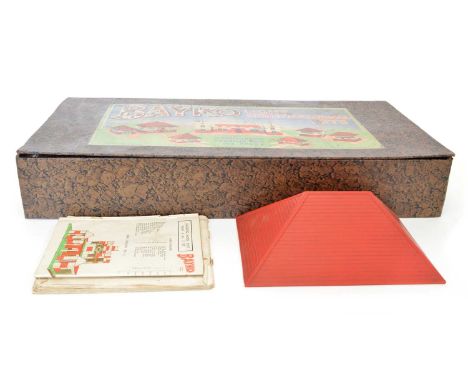 Bayko light construction boxed set with loose red roof. Boxed set with 5 trays of bricks, doors, windows, metal poles, corner