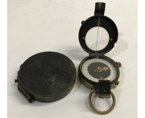 A FIRST WORLD WAR COMPASS AND CLINOMETER. A First World War Verner's Pattern compass, with Government arrow, 1915 and number 