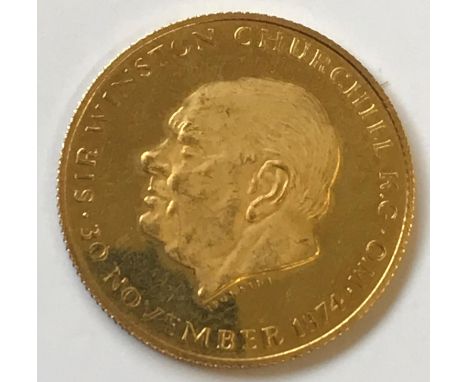 AN 18CT GOLD CHURCHILL COMMEMORATIVE COIN. With a profile portrait of Churchill by Ironside within the legend Sir Winston Chu