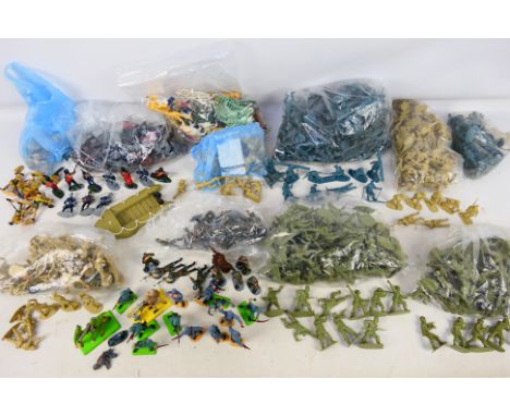 Airfix - Timpo - Britains - A quantity of mostly unpainted soldiers in 1:32 scale including American Infantry, German Paratro