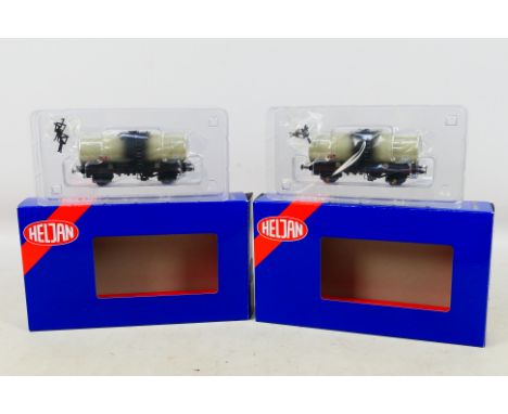 Heljan - 2 x boxed OO gauge Esso tank wagons in grey 1980s weathered finish # 1154. They appear Mint in Near Mint boxes. (Thi