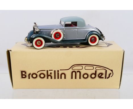 Brooklin - A 1:43 scale 1932 Packard Light 8 # No.6. The model appears Mint in a Good box. (This does not constitute a guaran
