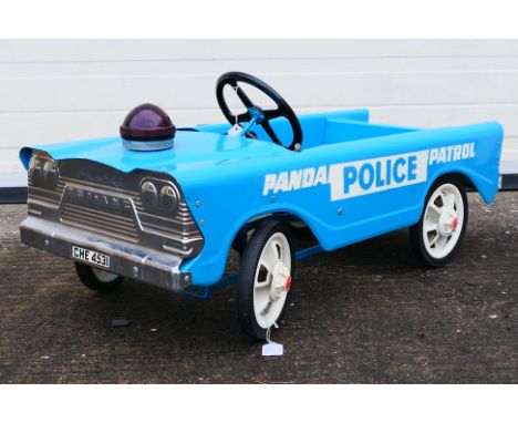 Tri-ang - A rare 1960s Tri-ang Panda Police Patrol pedal car. It measures 87 cm in length and appears in Good overall conditi