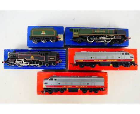 Hornby Dublo - Tri-ang - 3 boxed OO scale locomotives to include EDL12 Duchess Class 4-6-2 'Duchess of Montrose' 46232 (3-rai