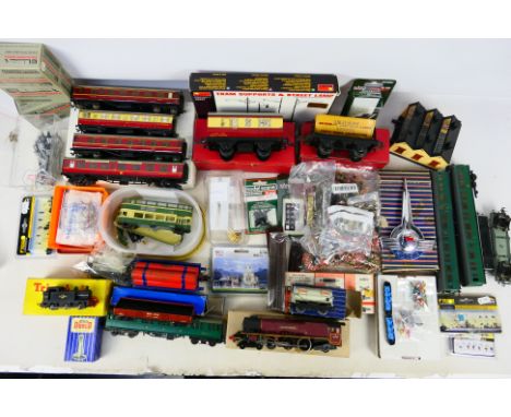 Tri-ang - Graham Farish - Horby Dublo - others - An assortment of mixed model railway items in varying scales to include T.90