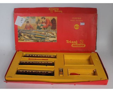 Quantity of Triang items in various set boxes RS23 "Britannia" engine and tender, 3 pullman cars, RS30 "Crash Train" set appe