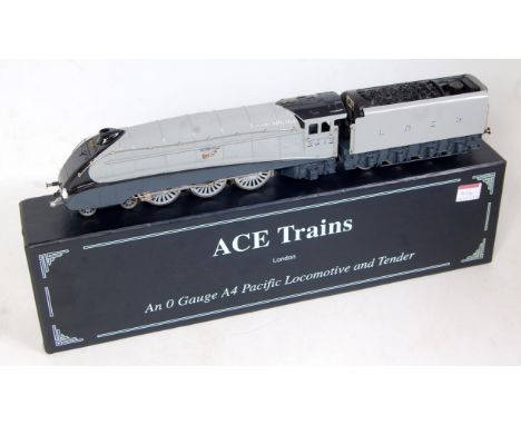 ACE Trains LNER silver grey class A4 engine and tender No. 2512 Silver Fox, with instructions (M-BM)