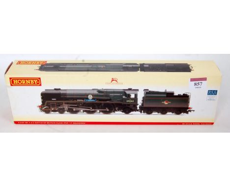 Hornby R2587 BR lined green rebuilt Bulleid engine and tender No. 34062 '17 Squadron' (NM-BG), DCC ready