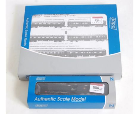 Dapol N gauge BR black class Q1 0-6-0 engine and tender No. 33018 (M-BM) and sold with a set of Southern green Maunsell coach