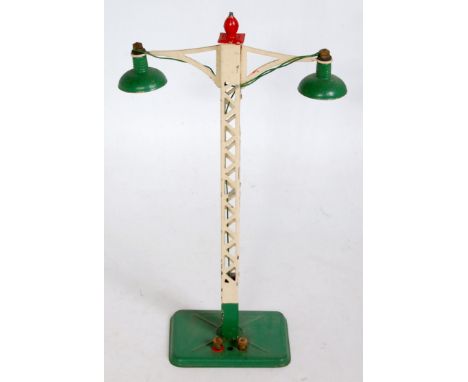 Hornby 1938-41 no. 2E lamp standard with green base and lamps, red finial - small chips to lattice, post &amp; finial (G)