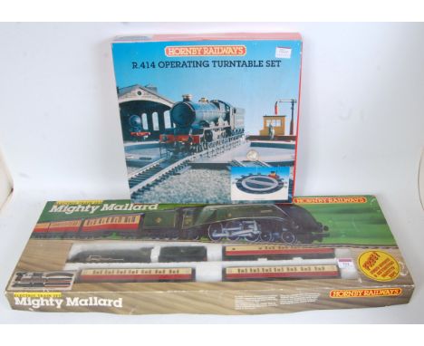 A Hornby R542 Mighty Mallard train set containing BR lined green class A4 engine and tender, 3 red/cream early type Gresley c
