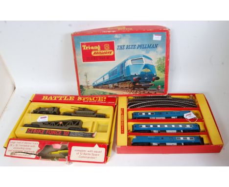 A Triang RS52 "Blue Pullman" train set appears complete with instructions, box lid much repaired (G-BD), together with RS16 B