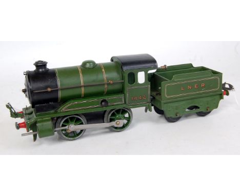 1948-54 501 loco and tender clockwork LNER 1842 green, cab roof repainted, grubby, control knobs are non-Hornby (G)
