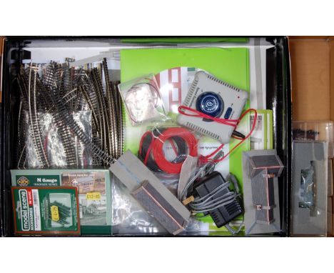 Graham Farish by Bachmann 370-025 box outer containing 0-6-0 Southern tank engine, 9 wagons, quantity of track points etc, co