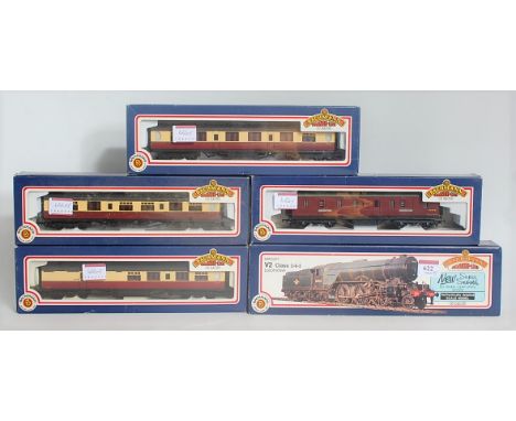 Bachmann 31-551 BR black class V2 engine and tender "Green Arrow" (G-BG), together with 3 Thompson red/cream corridor coaches