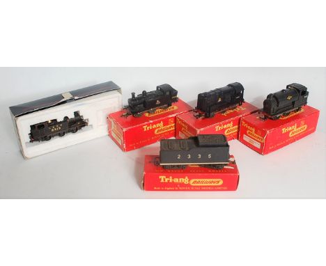 Triang black R152 diesel shunter MK2 coupling (G-BG) a similar early R52 Jinty tank engine (G-BG), both items have signs of f