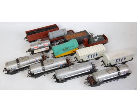 French Hornby goods/tank wagons: SNCF Tombereau with green tarpaulin (VG), 4x Azur bogie tank wagons, noticeable marks (F), 2