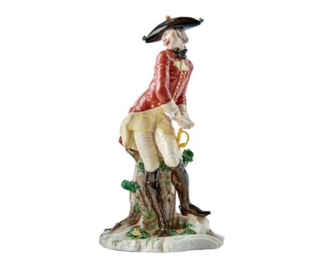 Der schadenfrohe SoldatNymphenburg, 20. Jh.Entwurf Franz Anton Bustelli um 1760. Auf blütenbesetztem Rocaillensockel an einen