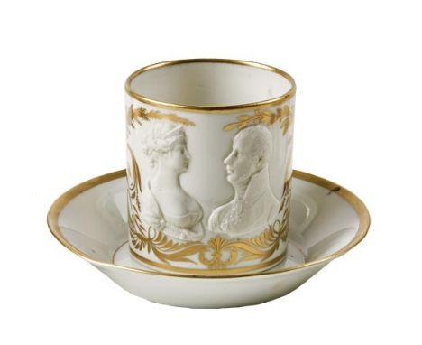 Tasse mit Portrait des preußischen Königspaares und UntertasseDeutschland, 19. Jh.Auf der zylindrischen Tasse Reliefbüsten in