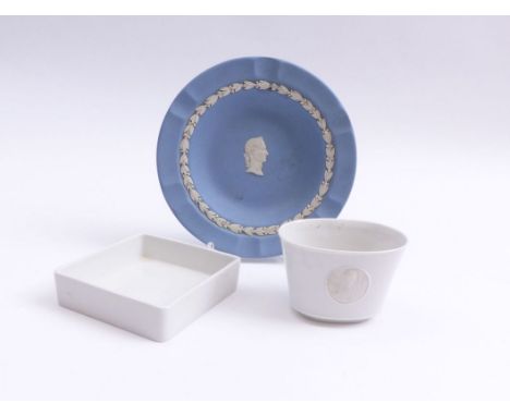 Drei Teile ZierporzellanEngland und Deutschland, 20. Jh.Runder Aschenbecher in Jasperware, Wedgwood; Ø 17,5 cm; Haarriss. Qua