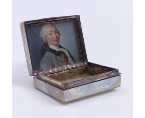 Perlmuttdose mit Miniatur18. Jh.Rechteckige Form mit allseitig graviertem Rankendekor und galanter Szene, imanscharniertem De