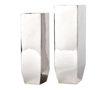 Zwei elegante Design-VasenIstanbul, 20. Jh.Glatte Form über quadratischem Grundriss. Silber. Unterseitig gestempelt mit Namen