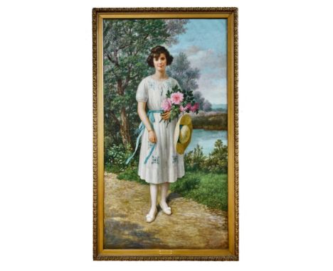Lebensgroßes Bildnis einer jungen FrauFr. 20. Jh.In sommerlicher Landschaft am Ufer eines Flusses mit einem Strauß Blumen in 