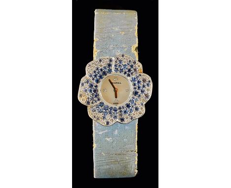 Chanel-DamenarmbanduhrModell "Camelia"Blütenförmiges Gehäuse, besetzt mit Brillanten und Saphiren, Perlmutt-Zifferblatt,Quarz