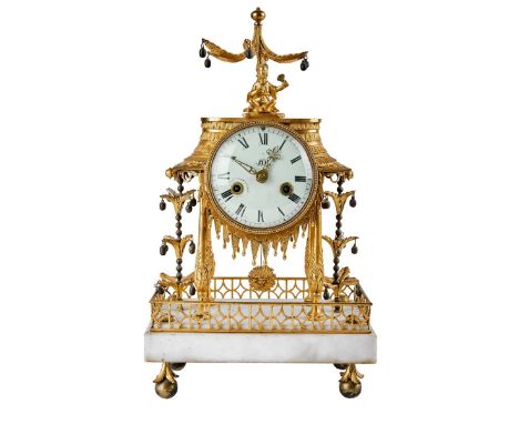 PenduleFrankreich, Ende 18. Jh.Auf Kugelfüßen Marmorsockelplatte mit Galerie, das Uhrenhaus auf schlanken Säulenflankiert von