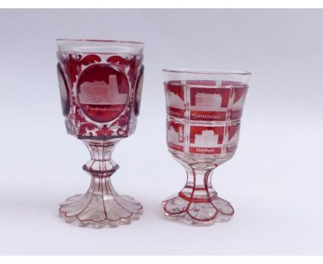 Zwei Biedermeier-AndenkengläserBöhmen, um 1840Fußbecher, jeweils mit Bodenschliffstern, facettiert geschliffenem Schaft und k