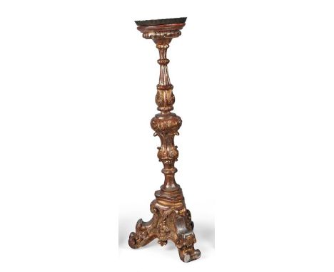 Große barocke TorchèreItalien, M. 18. Jh.Auf dreiseitigem Volutensockel reich gegliederter Balusterschaft mit Akanthusblattde