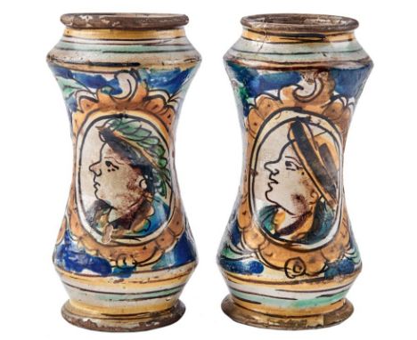 Zwei Albarelli mit MännerbildnisCaltagirone, M. 18. Jh.Schlanke Zylinderform mit eingezogener Wandung; flächendeckender Dekor