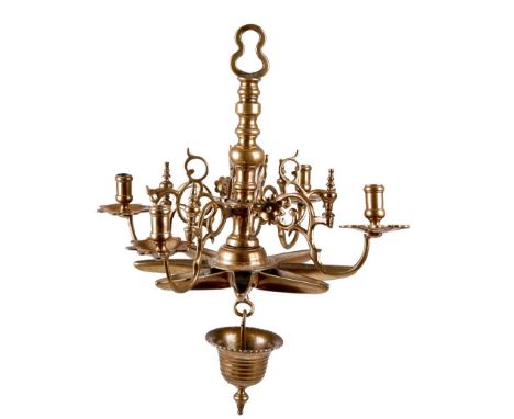 Chanukka-DeckenleuchterUm 1700Balusterschaft mit Kranz aus acht Ölschalen in Schiffchenform, darüber vier Leuchterarmemit Tra
