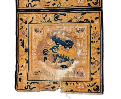 Tempel-TeppichChina, Ningxia, 19. Jh.In dreifachem Rapport Motive überwiegend in Gelb- und Blautönen. Wolle. 230 x 82 cm. -Ge
