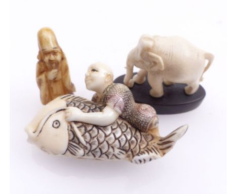 Drei Kleinteile asiatisches KunsthandwerkJapan u.a.Netsuke eines Fischreiters, L. 5,5 cm. Netsuke in Gestalt des Glücksgottes