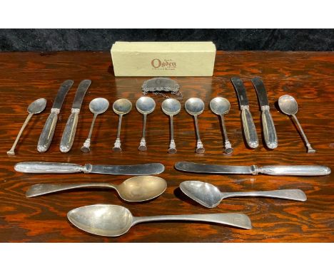 A set of six Edward VII silver seal top spoons, Birmingham 1909; a set of six silver hafted and electro plated butter knives;