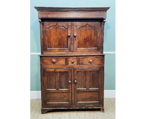 LATE 18TH / EARLY 19TH CENTURY WELSH CARDIGANSHIRE OAK DEUDDARN, shaped cornice above plain frieze, suspending two turned fin