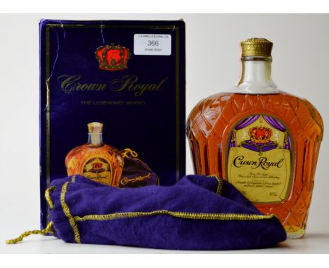 CROWN ROYAL CANADIAN BLENDED WHISKY 1 LITRE / 40%. A fine de luxe blended whisky from Canada. Crown Royal decanter. With prot