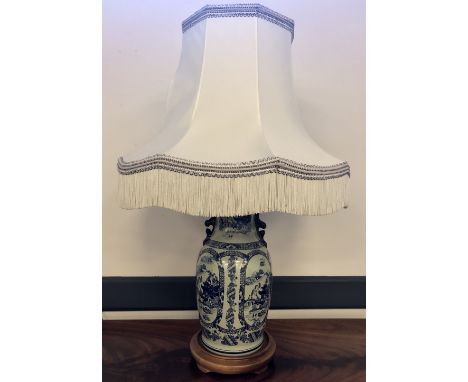 Chinese style blue and white pottery electric table lamp with wooden base and shade, 86cm high including shade (shade a.f.)