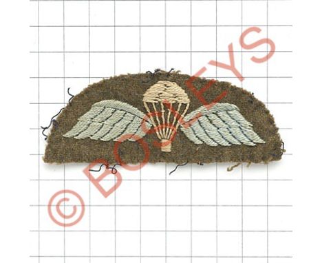WW2 parachute qualification airborne cloth wing.White parachute flanked by light blue wings with central fleck, embroidered o