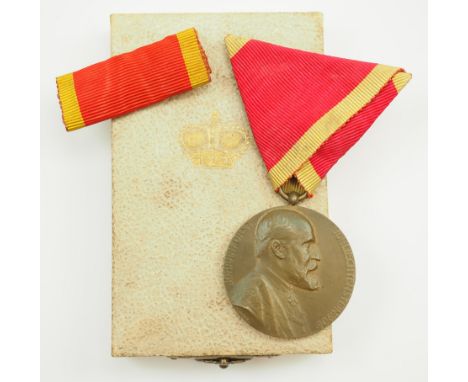 Liechtenstein: Jubiläums-Erinnerungs-Medaille 1908.Bronze, am konfektionierten Dreiecksband, dazu Feldschnalle, im weißen Ver