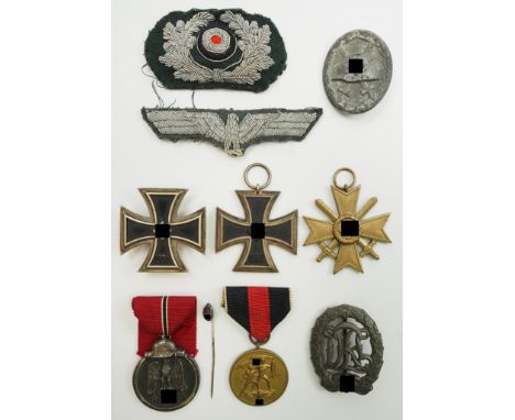 Nachlass eines Wehrmacht Offiziers.1.) Eisernes Kreuz, 1939, 1. Klasse, 2.) ebenso, 2. Klasse, 3.) Kriegsverdienstkreuz, 2. K